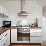 Bright Apartment Near Airport And City